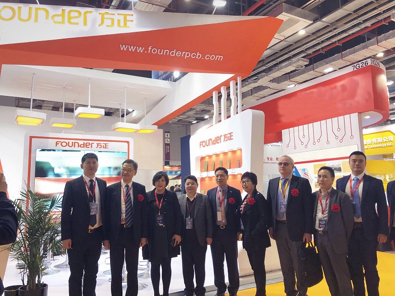 配圖：專(zhuān)家代表前來(lái)方正PCB展臺參觀(guān).jpg